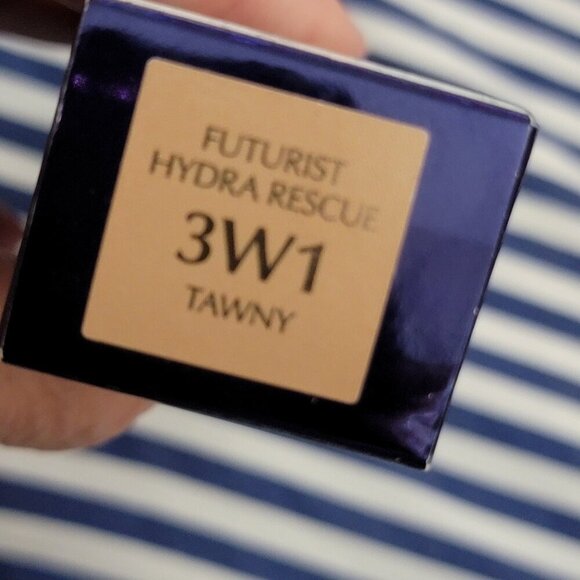 Estee Lauder Futurist Hydra Rescue Moisturizing Foundation Shades: 3W1 or 1N1 - Picture 3 of 15